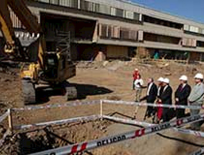imagen correspondiente a la noticia: "Autoridades de la UC participaron en la colocación de la primera piedra del edificio de Economía"
