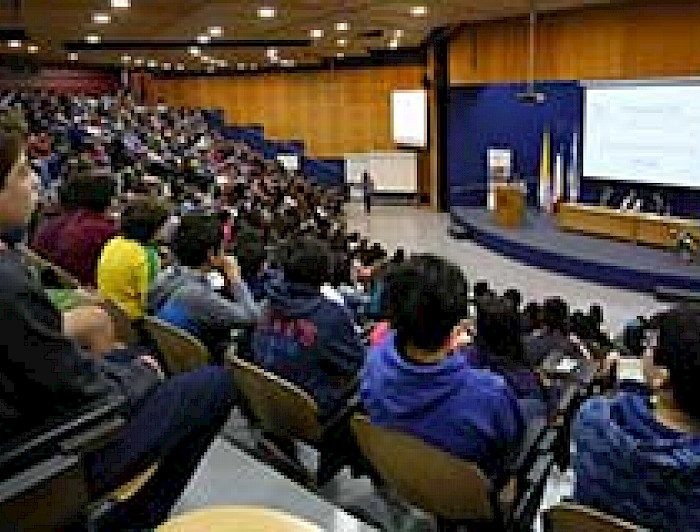 imagen correspondiente a la noticia: "Penta UC recibe a nuevos alumnos y directora"