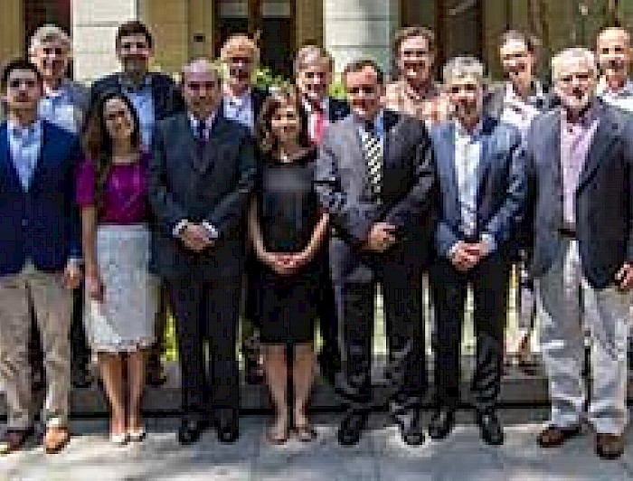 imagen correspondiente a la noticia: "Rector se reúne con el equipo de la Escuela de Gobierno para discutir desafíos de esta nueva unidad académica"