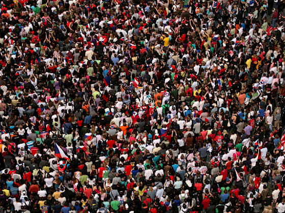Muchas personas reunidas. Fotografía obtenida de la nota de la Facultad de Ciencias Biológicas UC.