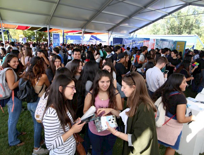Estudiantes en stands de la UC en la Bienvenida Novato UC 2018.