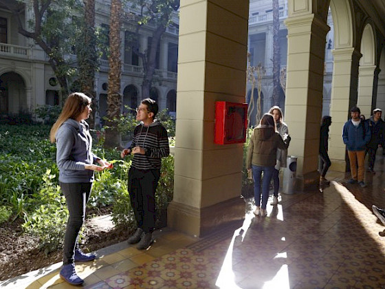 Estudiantes en Patio Casa Central UC