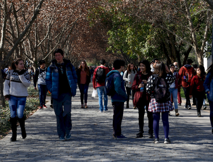 Estudiantes caminando por el campus San Joaquín.