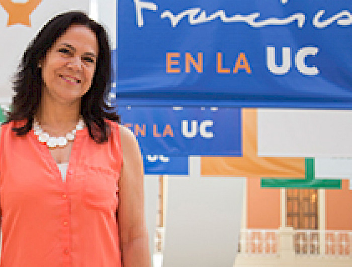 imagen correspondiente a la noticia: "Destacada cantante lírica UC fue la presentadora del Papa en su visita a Casa Central"