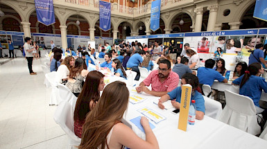 Futuros estudiantes en la feria de Admisión 2018.