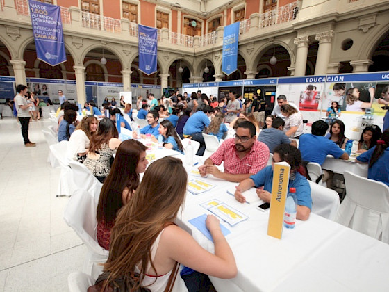 Futuros estudiantes en la feria de Admisión 2018.