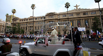 Visita de Papa Francisco a Chile, en frontis de la Pontificia Universidad Católica de Chile.