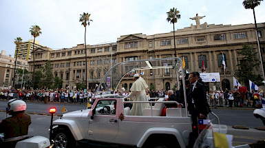Visita de Papa Francisco a Chile, en frontis de la Pontificia Universidad Católica de Chile.
