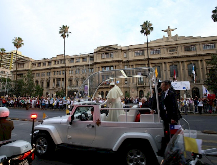 Visita de Papa Francisco a Chile, en frontis de la Pontificia Universidad Católica de Chile. 