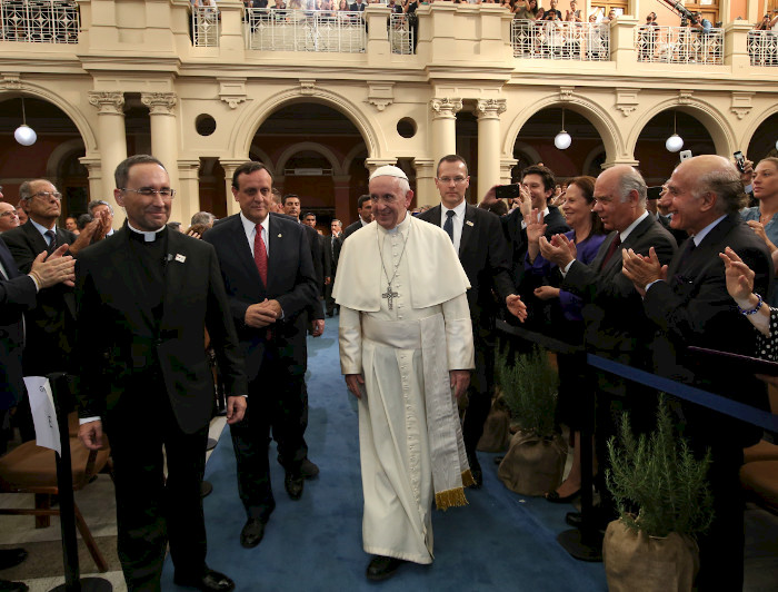 El Papa Francisco junto al rector Ignacio Sánchez, en su visita a la UC.