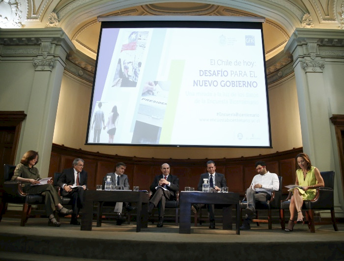imagen correspondiente a la noticia: "Parlamentarios, académicos y periodistas analizaron el Chile que recibe el próximo gobierno"