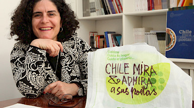 Paula Miranda y una bolsa sustentable, uno de los artefactos de Nicanor Parra.