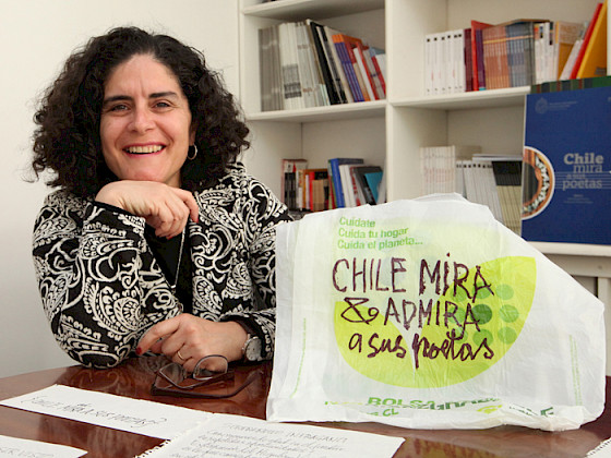 Paula Miranda y una bolsa sustentable, uno de los artefactos de Nicanor Parra.