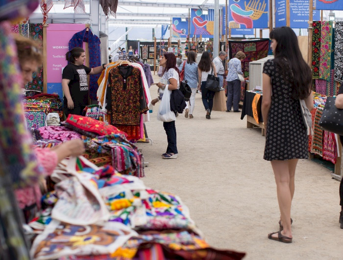 imagen correspondiente a la noticia: "Bordados y Violeta Parra: protagonistas en la nueva versión de la Muestra de Artesanía UC"
