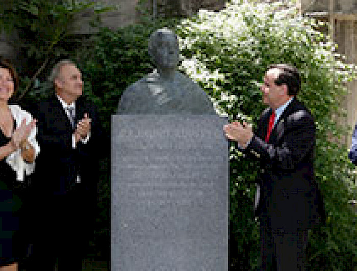 imagen correspondiente a la noticia: "Busto del fundador del Instituto de Estética fue inaugurado en campus Oriente"