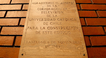 Placa de agradecimiento de Canal 13 a la Universidad Católica