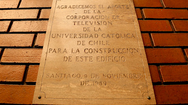 Placa de agradecimiento de Canal 13 a la Universidad Católica
