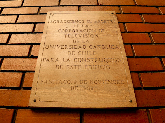 Placa de agradecimiento de Canal 13 a la Universidad Católica