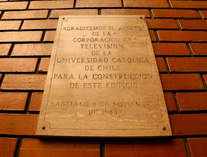 Placa de agradecimiento de Canal 13 a la Universidad Católica