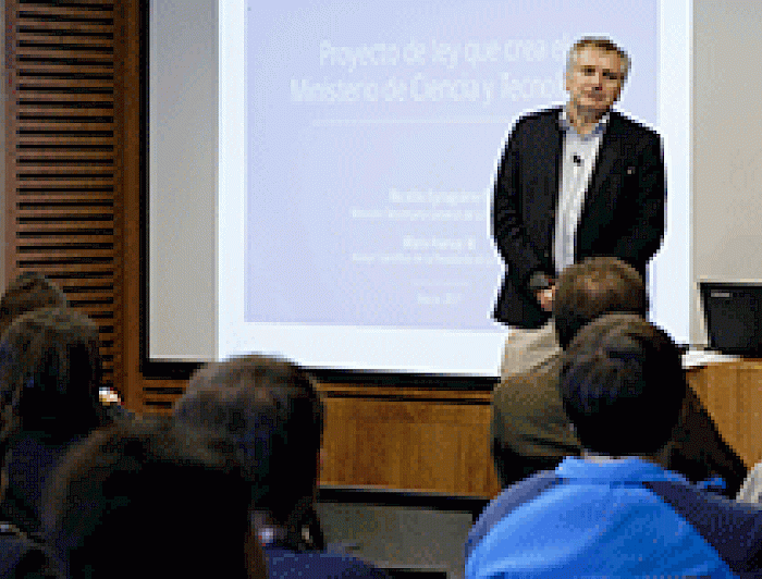 imagen correspondiente a la noticia: "Mario Hamuy expone proyecto de ley que crea Ministerio de Ciencia  y Tecnología ante académicos de ciencias de la UC"