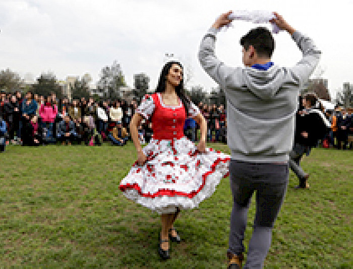 imagen correspondiente a la noticia: "Con folklore, juegos criollos y cueca, la Comunidad UC conmemora Fiestas Patrias"