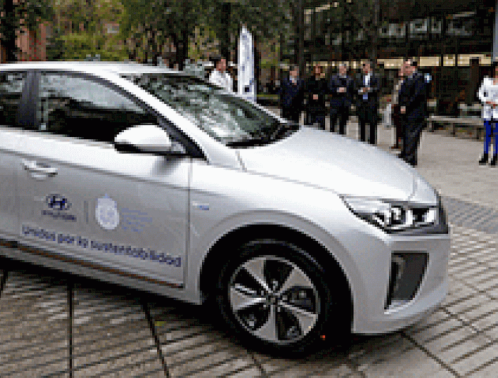 imagen correspondiente a la noticia: "Auto eléctrico de última generación fue donado a la universidad"