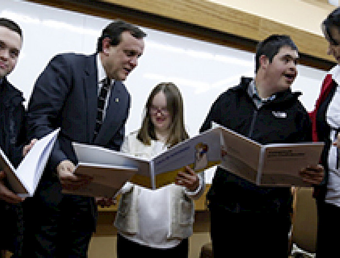 imagen correspondiente a la noticia: "UC lanza libros de catequesis para grupos que incluyan personas con discapacidad cognitiva"