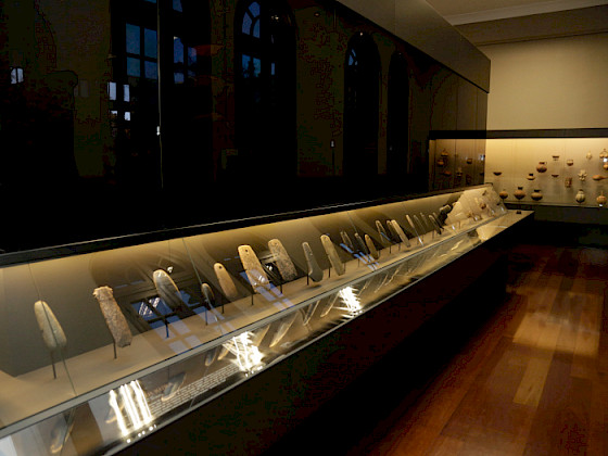 Vitrinas con parte de la exposición de pueblos originarios.