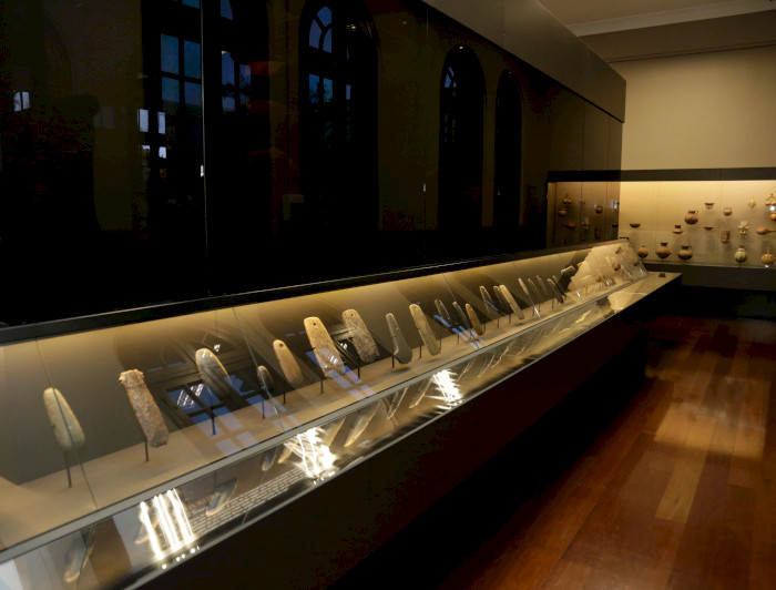 Vitrinas con parte de la exposición de pueblos originarios.