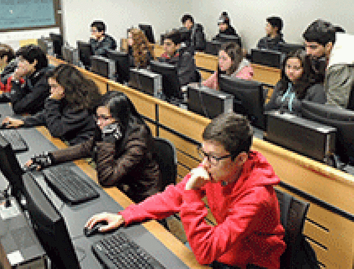 imagen correspondiente a la noticia: "Estudiantes de Ingeniería UC enseñan programación a alumnos de enseñanza media"