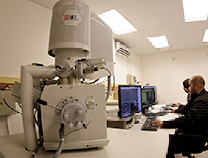 imagen correspondiente a la noticia: "Se inaugura moderno microscopio de barrido"