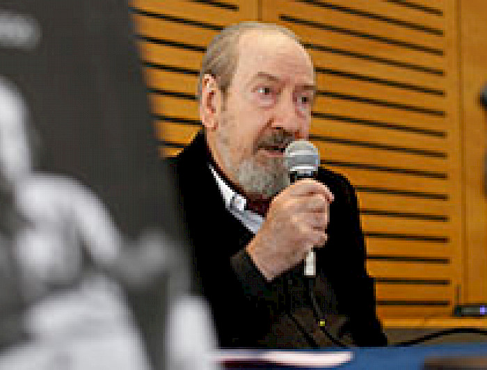 imagen correspondiente a la noticia: "El Premio Nacional Manuel Silva Acevedo conversó sobre poesía en el día del libro"