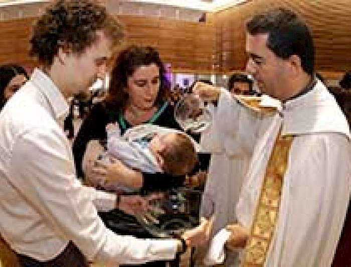 imagen correspondiente a la noticia: "Más de 80 hijos y nietos de la comunidad UC recibieron el sacramento del bautismo"