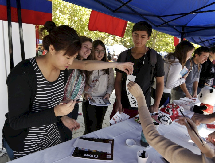 imagen correspondiente a la noticia: "Alta asistencia de jóvenes tuvo la Feria internacional UC"