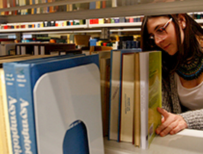 imagen correspondiente a la noticia: "Centro de Estudios de la Religión UC ganó importante fondo para adquisición de recursos bibliográficos"