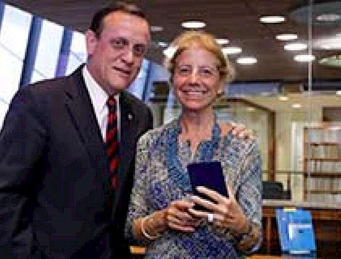 imagen correspondiente a la noticia: "Profesora de la Facultad de Comunicaciones realiza importante donación a Bibliotecas UC"