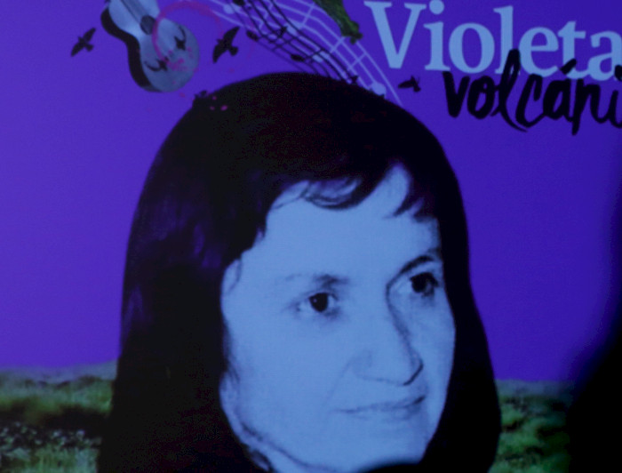 Portada con foto de Violeta Parra