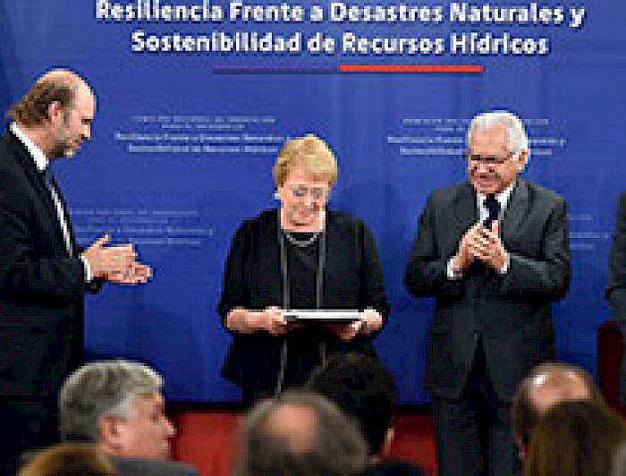 imagen correspondiente a la noticia: "Presidenta recibe informe sobre resiliencia frente a desastres naturales liderado por decano de Ingeniería"
