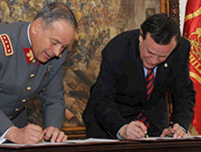 imagen correspondiente a la noticia: "UC firma convenio con Ejército para promover inclusión laboral de personas con Síndrome de Down"