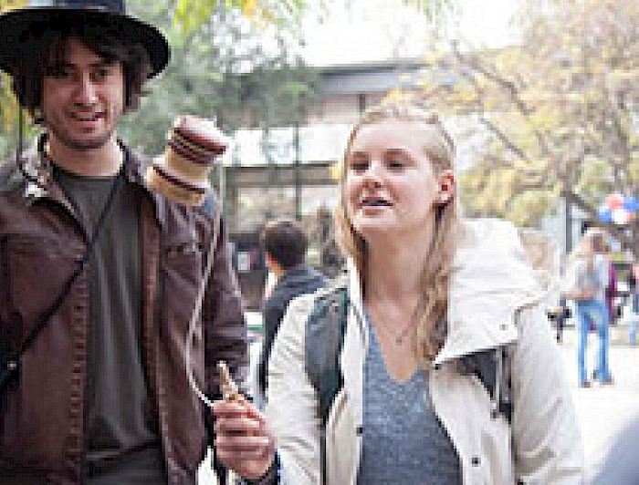 imagen correspondiente a la noticia: "Alumnos extranjeros demuestran sus habilidades en juegos dieciocheros"