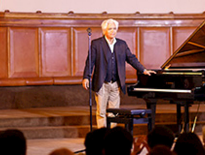 imagen correspondiente a la noticia: "El público ovacionó a Roberto Bravo en la segunda semana de Artifica la UC"