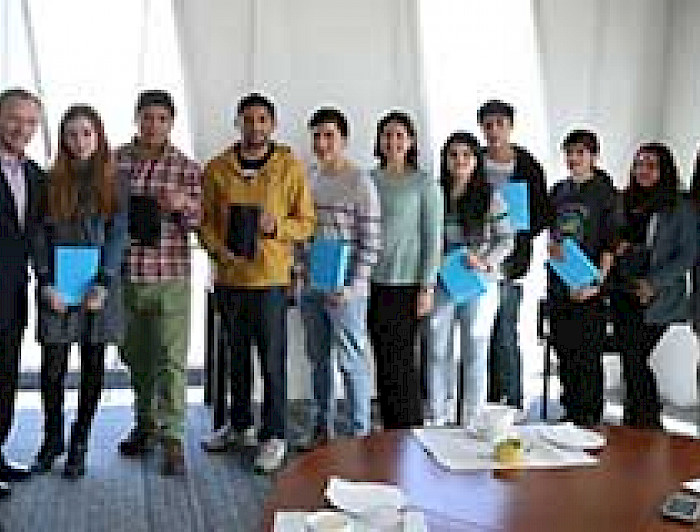 imagen correspondiente a la noticia: "Alumnos de Talento e Inclusión recibieron tablets para facilitar sus estudios universitarios"