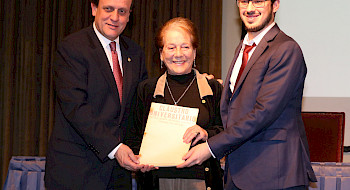 Mónica Echeverría entrega el último discurso de su marido, Fernando Castillo Velasco, rector UC en 1967.