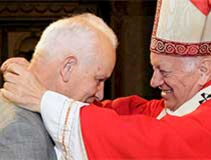 imagen correspondiente a la noticia: "Profesor Fernando Pérez recibe medalla del apóstol Santiago"