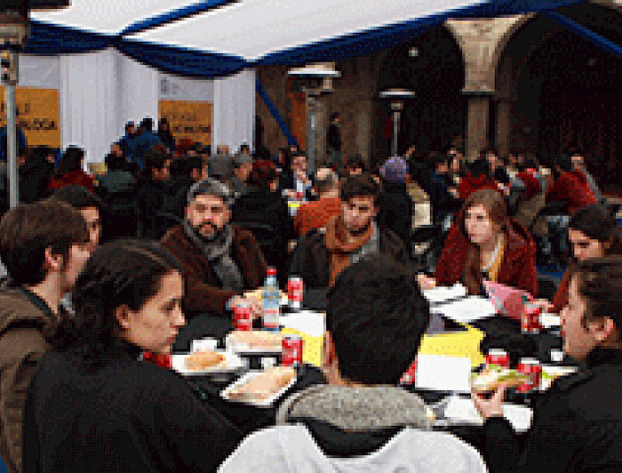imagen correspondiente a la noticia: "Con una importante convocatoria concluyeron las mesas al patio de la UC Dialoga"