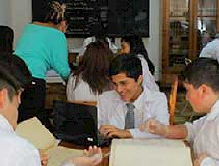 imagen correspondiente a la noticia: "Rescatan libros de clases de fines del siglo XIX, matrículas y revistas históricas en liceos del norte del país"