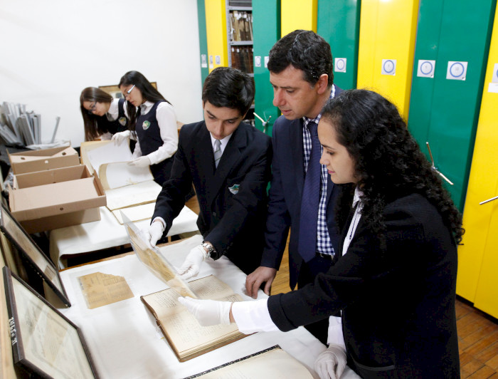 imagen correspondiente a la noticia: "Históricas matrículas de principios del S.XX fueron digitalizadas en emblemático liceo nacional"