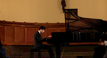Gustavo Miranda-Bernales sentado al piano.
