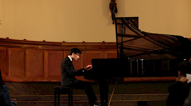 Gustavo Miranda-Bernales sentado al piano.