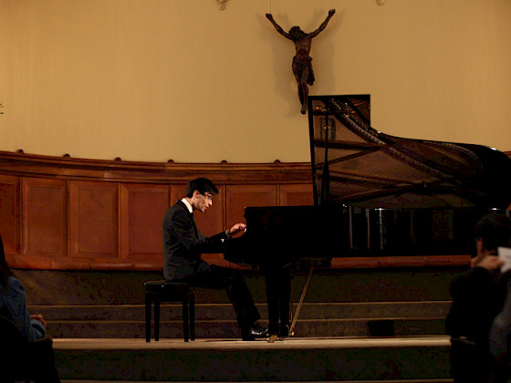 Gustavo Miranda-Bernales sentado al piano.